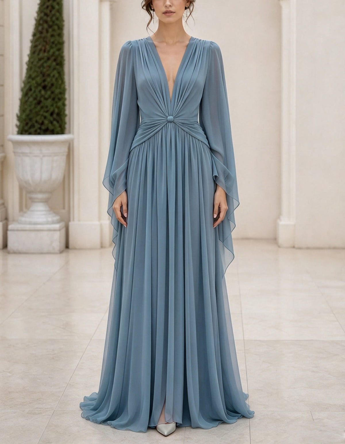 Vestido largo de gasa gris azulado con mangas acampanadas