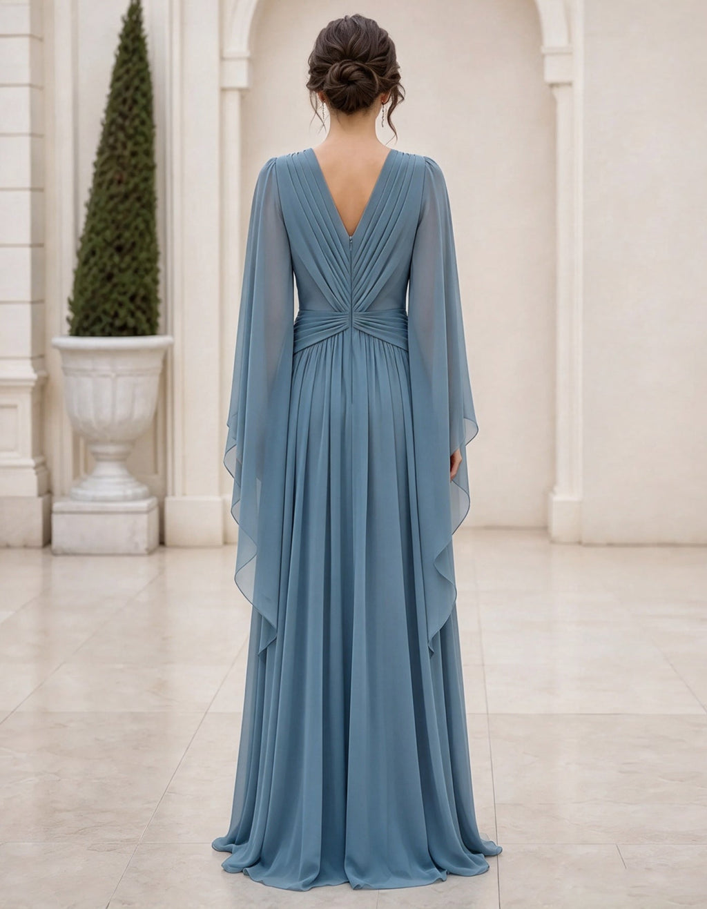 Vestido largo de gasa gris azulado con mangas acampanadas