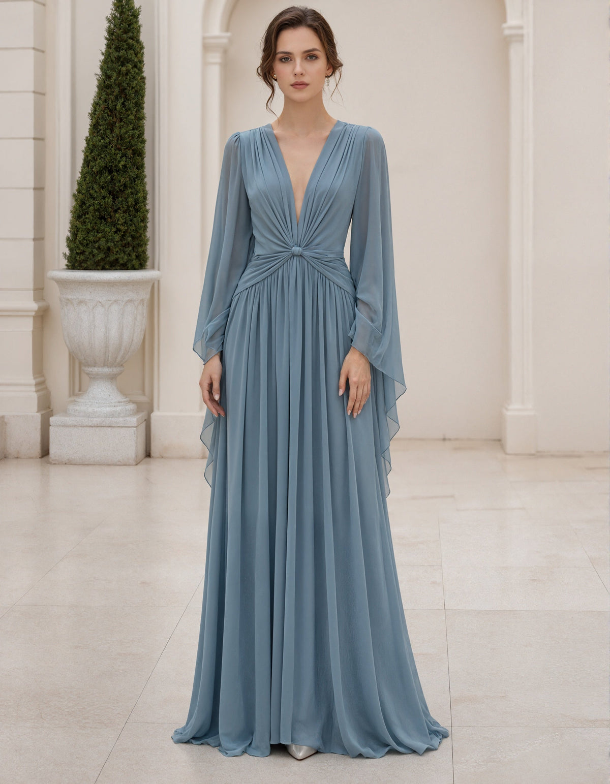 Vestido largo de gasa gris azulado con mangas acampanadas