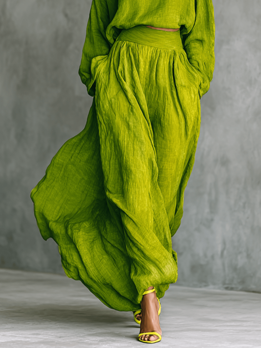 Conjunto verde con top de cuello alto y falda maxi