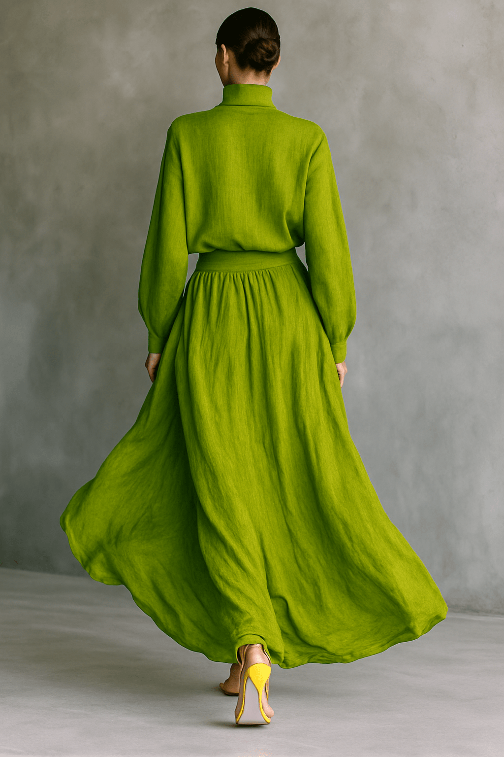 Conjunto verde con top de cuello alto y falda maxi