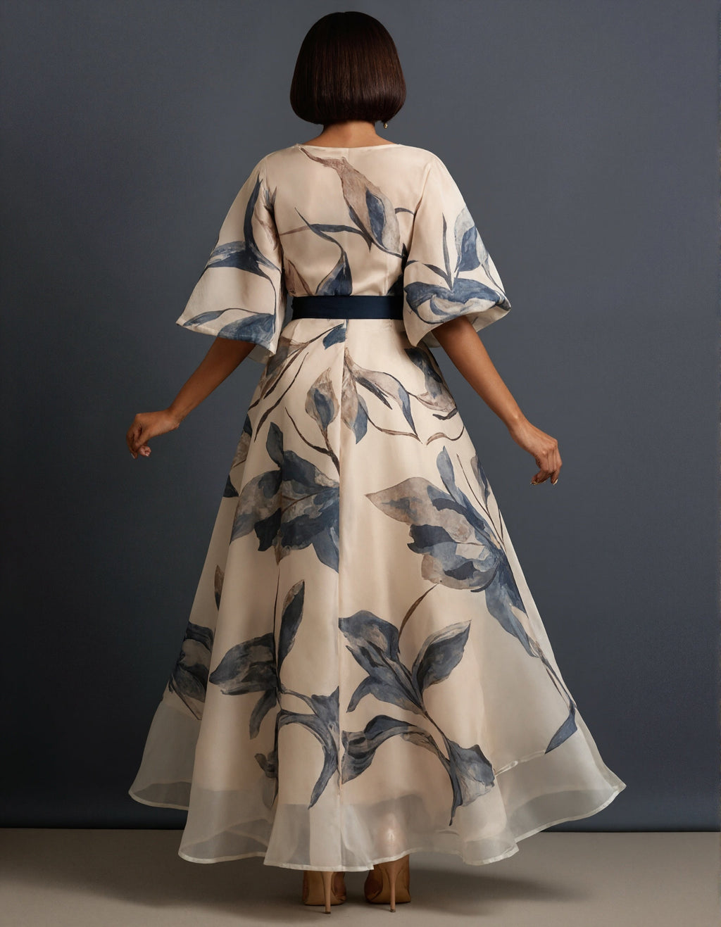 Vestido largo de organza con estampado floral azul marino