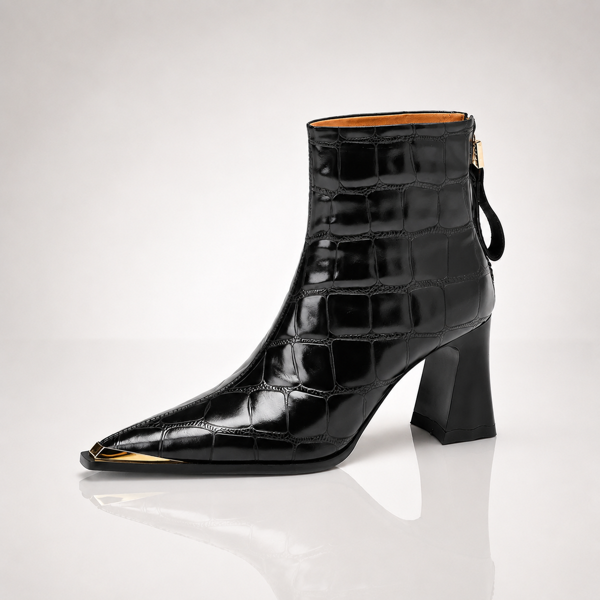 Botines con puntera dorada