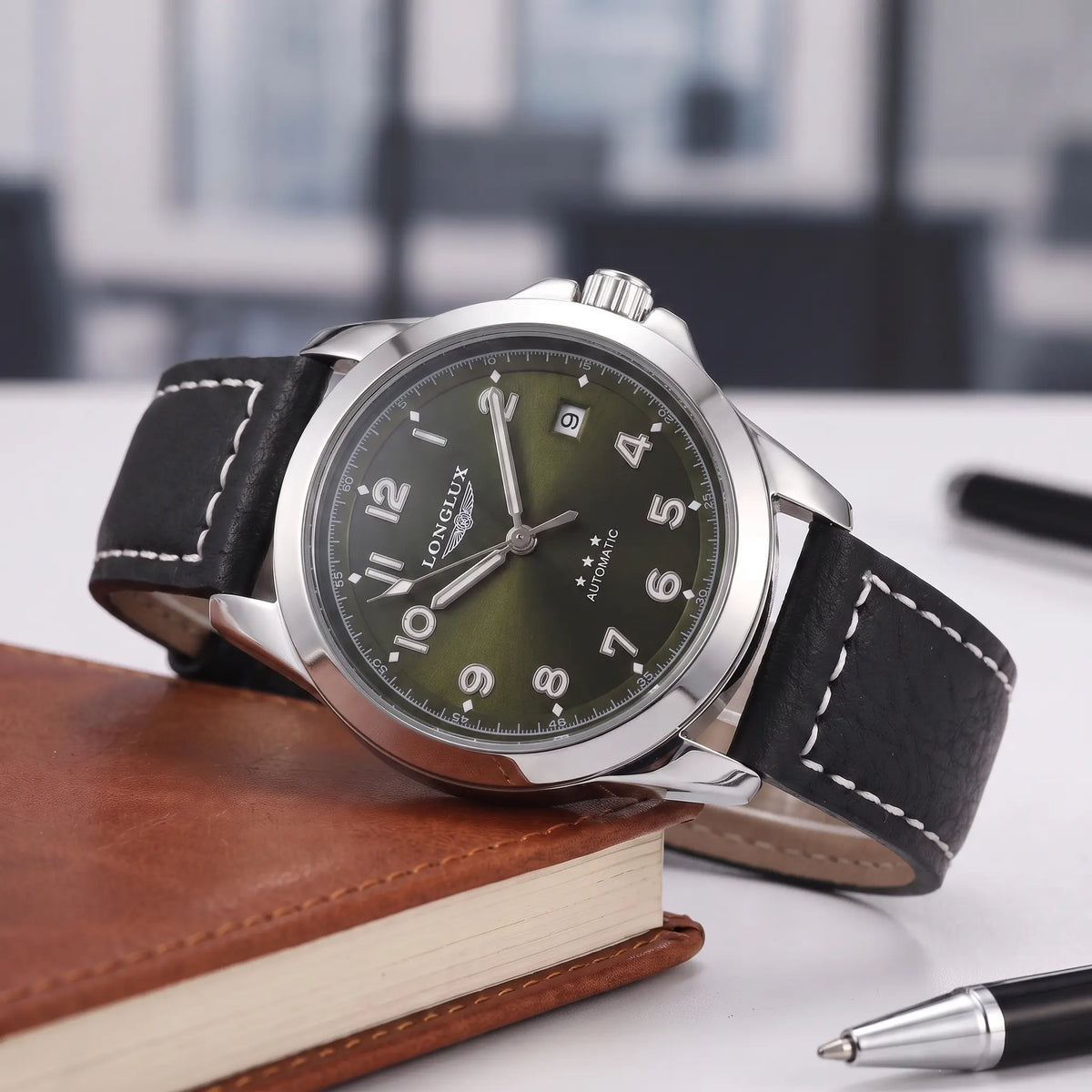 Reloj clásico estilo aviador
