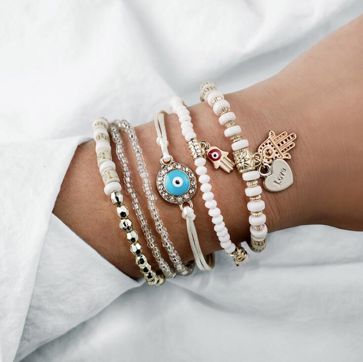 Set de pulseras doradas mano de Fátima Zélie