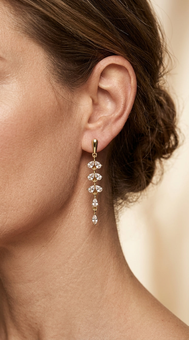 Pendientes hoja dorados con circonitas · Baño de oro 18K