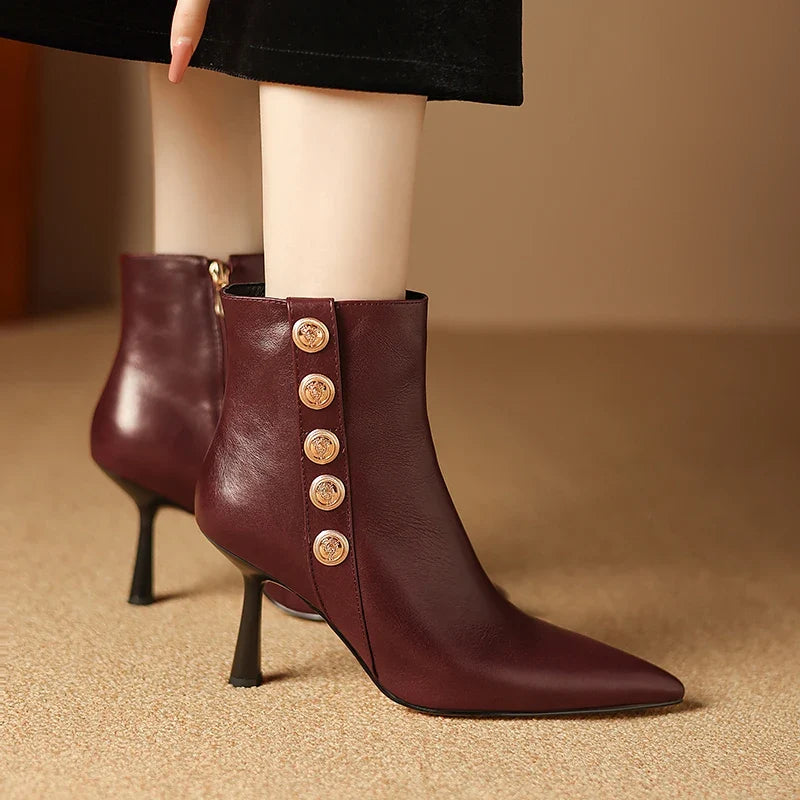 Botines de piel con botones decorativos