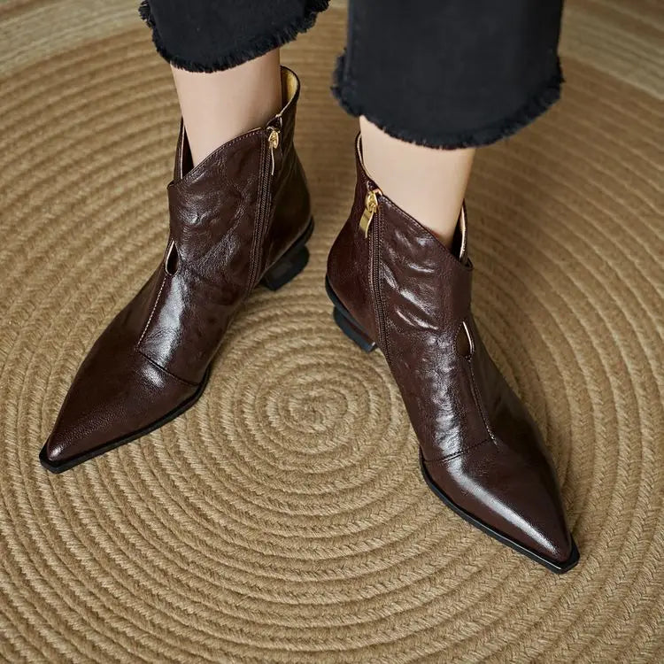 Botines de piel con hebilla dorada