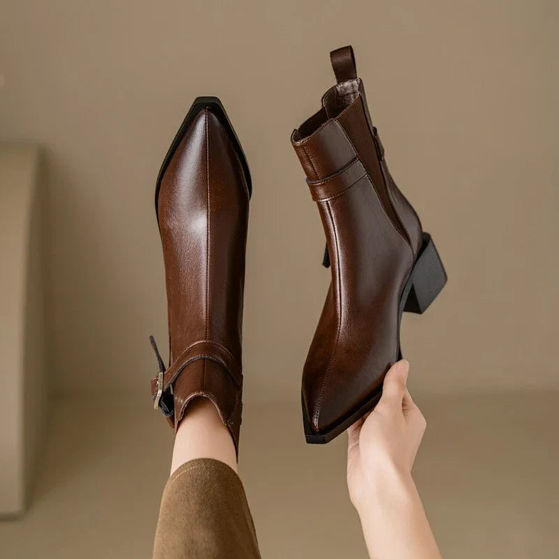Botines de piel con detalle de hebilla