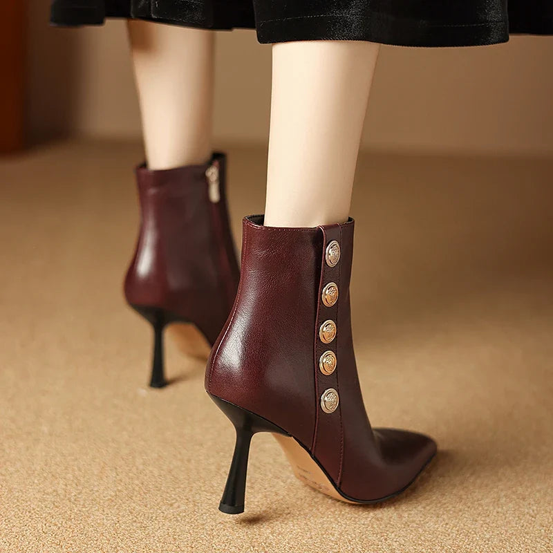 Botines de piel con botones decorativos