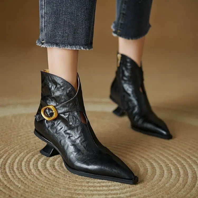 Botines de piel con hebilla dorada
