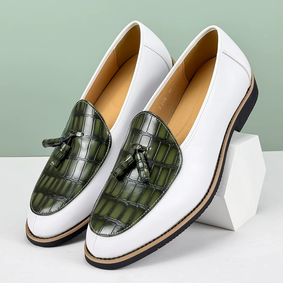 Mocasines de piel con borlas estilo británico