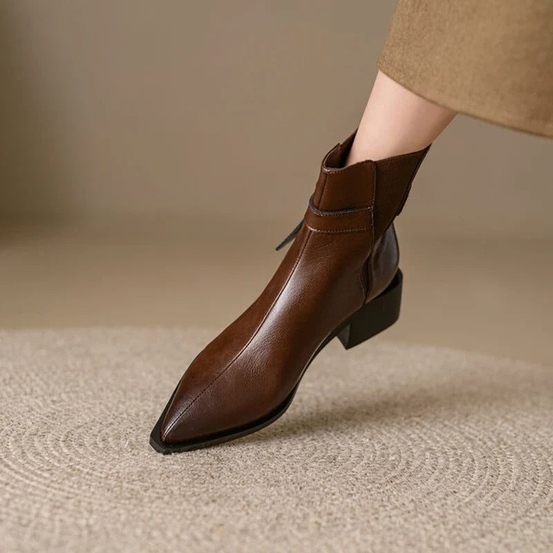Botines de piel con detalle de hebilla