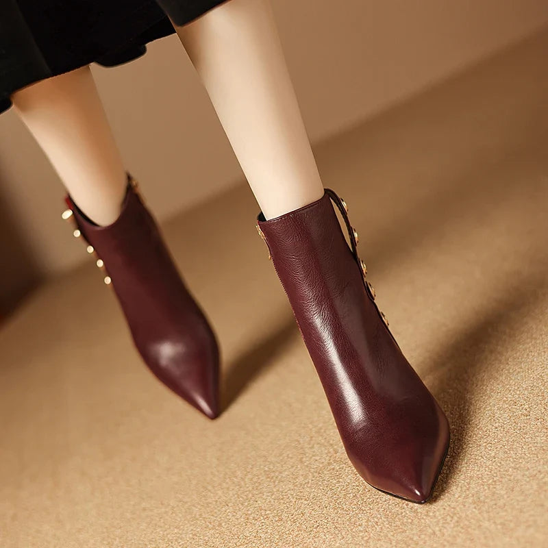 Botines de piel con botones decorativos