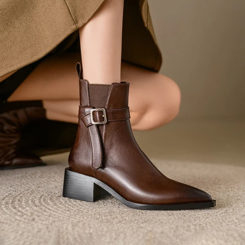Botines de piel con detalle de hebilla