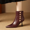 Botines de piel con botones decorativos