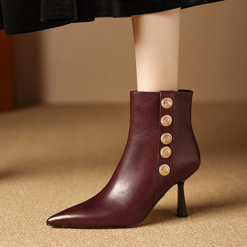Botines de piel con botones decorativos
