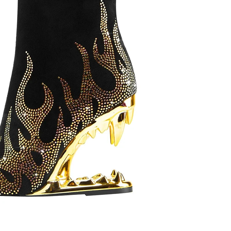 Botas altas con pedrería y tacón escalonado