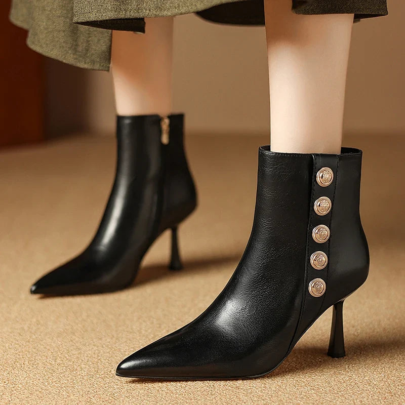 Botines de piel con botones decorativos