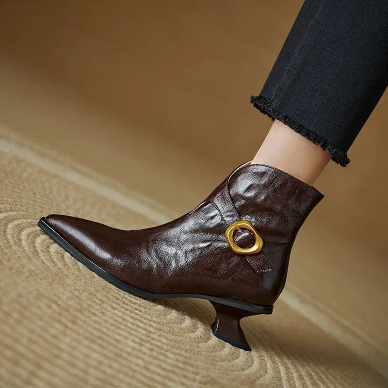 Botines de piel con hebilla dorada
