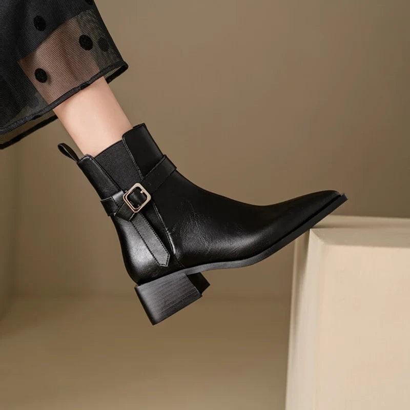 Botines de piel con detalle de hebilla