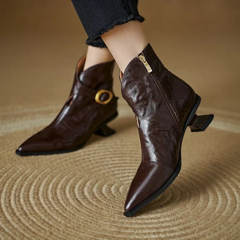 Botines de piel con hebilla dorada