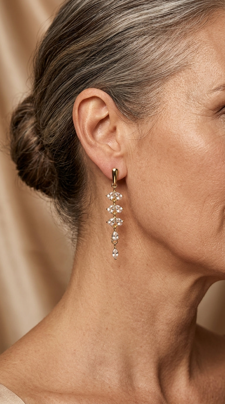 Pendientes hoja dorados con circonitas · Baño de oro 18K