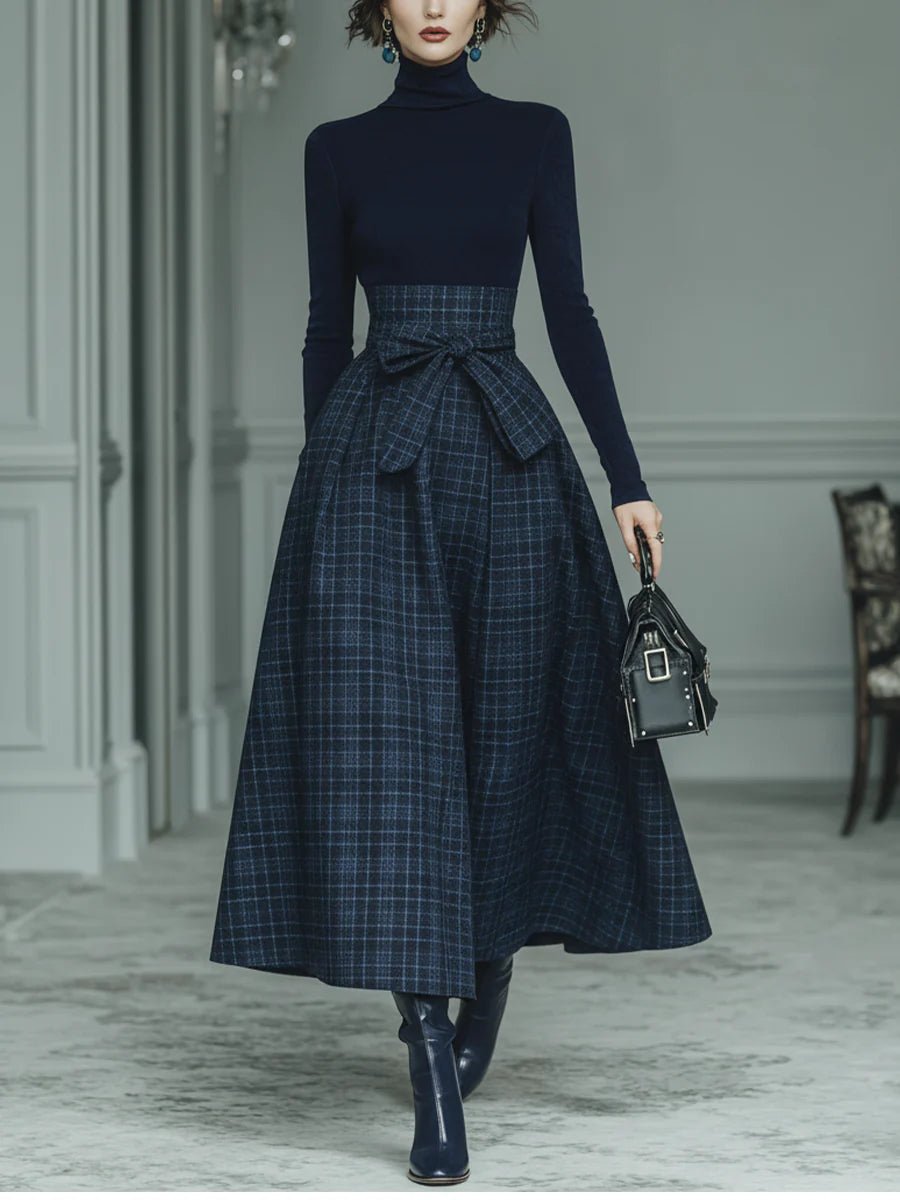 Conjunto de punto azul oscuro con cuello alto y falda de cuadros