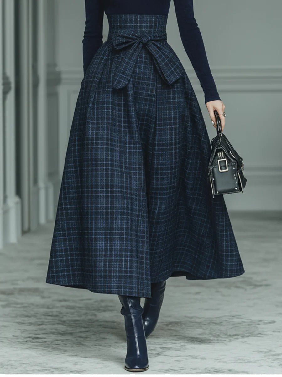 Conjunto de punto azul oscuro con cuello alto y falda de cuadros