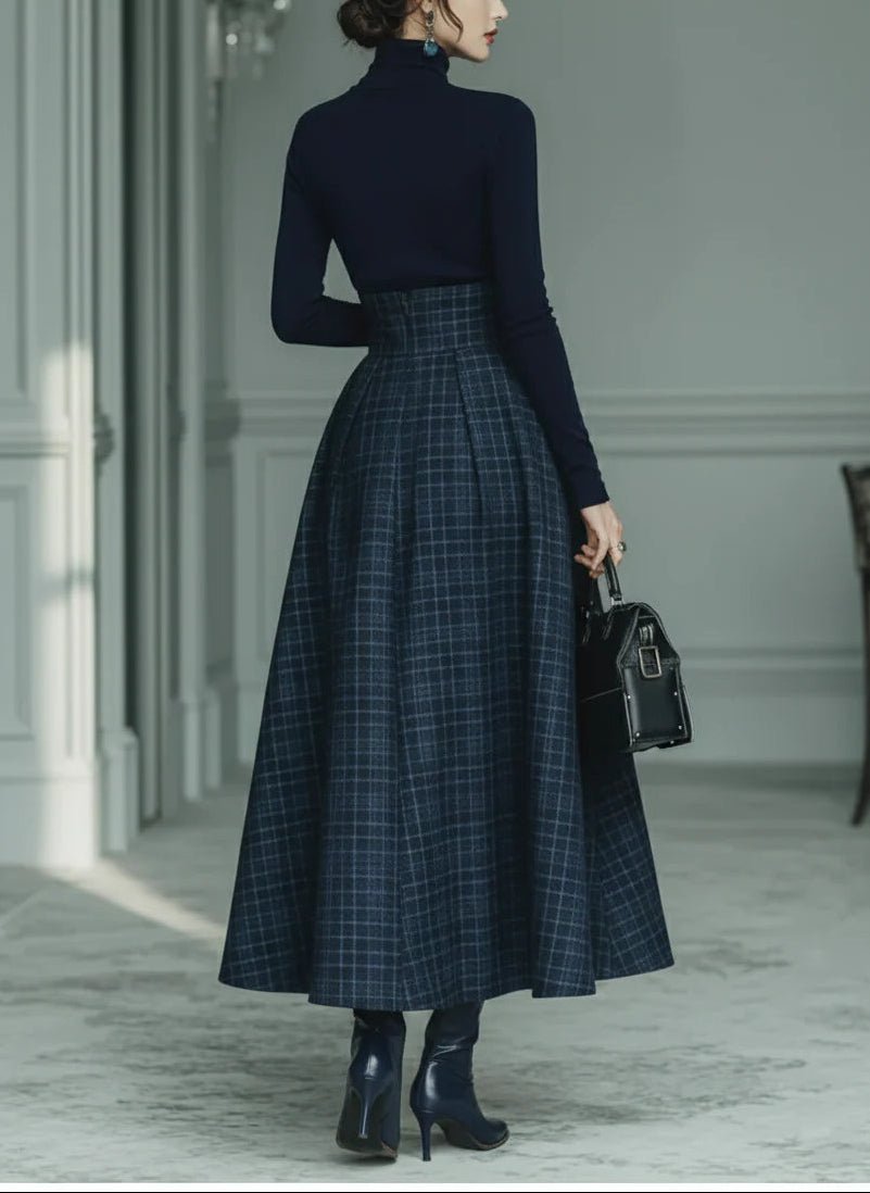 Conjunto de punto azul oscuro con cuello alto y falda de cuadros