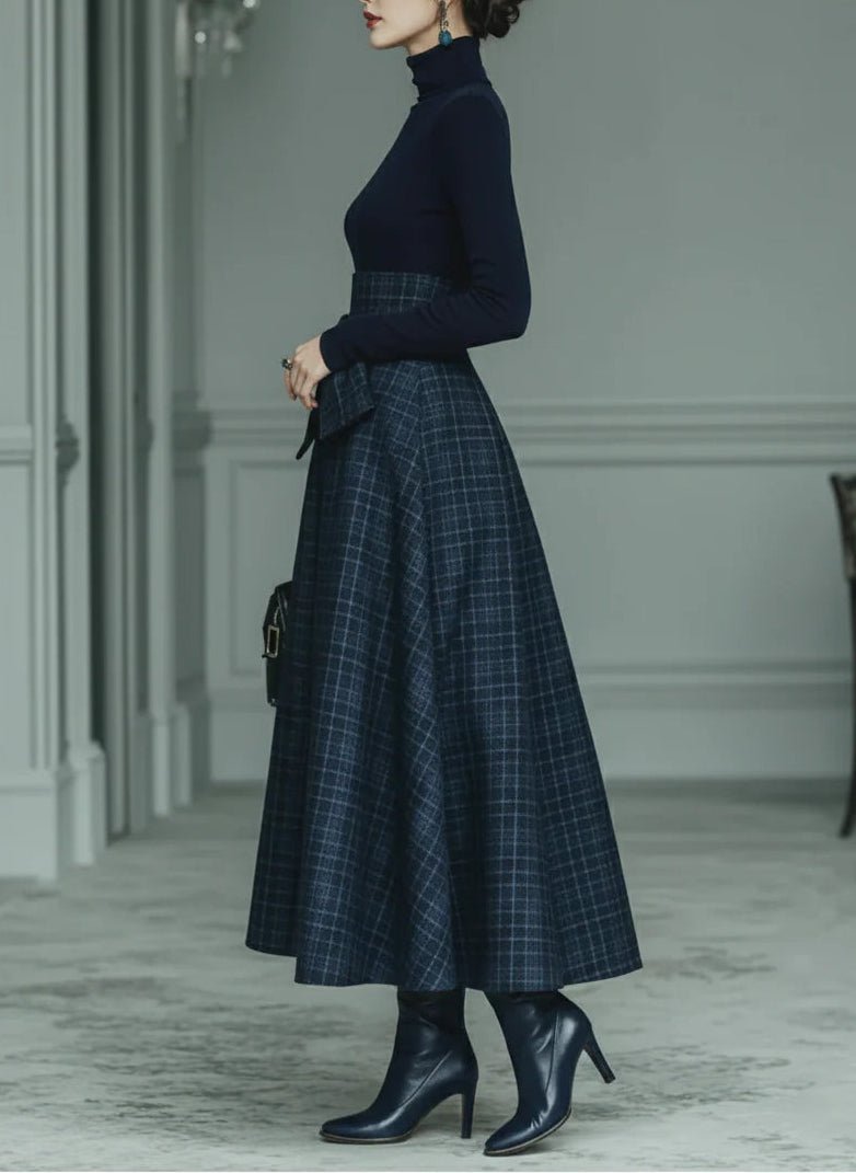 Conjunto de punto azul oscuro con cuello alto y falda de cuadros