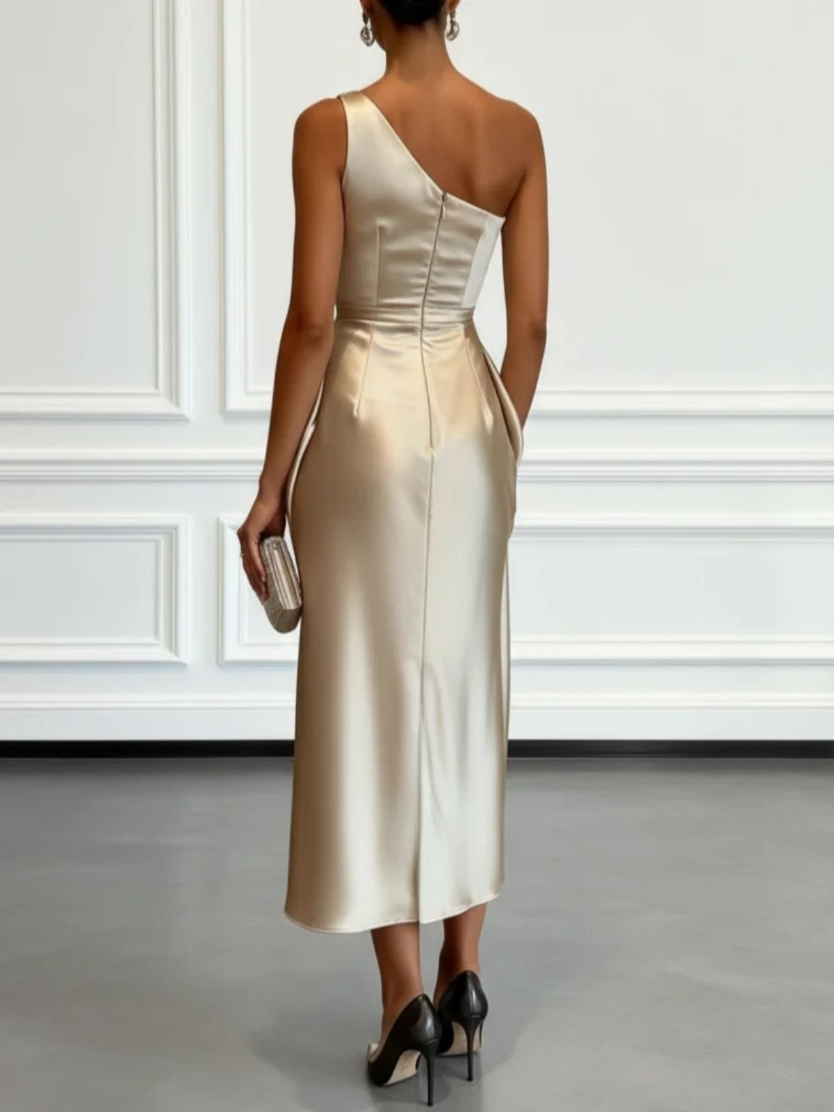 Vestido midi champán de satén con volantes y un hombro