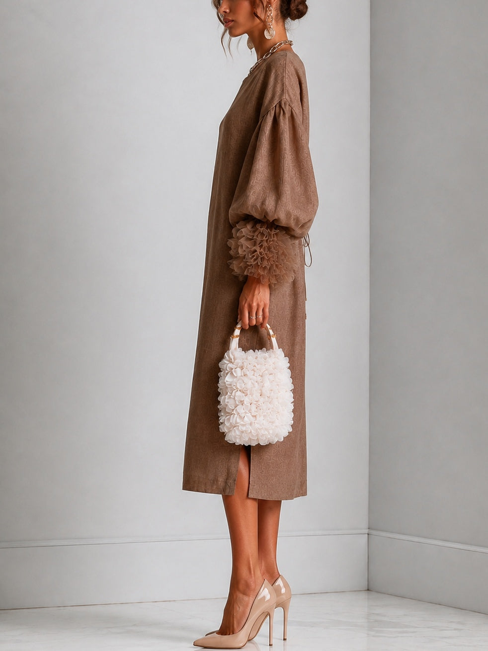 Vestido midi marrón con mangas farol y puños plisados