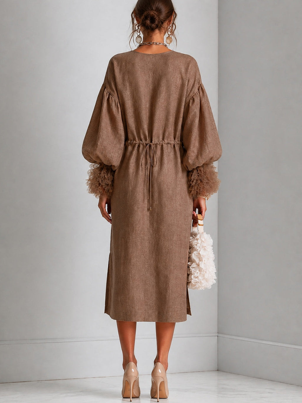 Vestido midi marrón con mangas farol y puños plisados