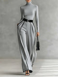 Conjunto gris de top con ribete y pantalón ancho con cinturón