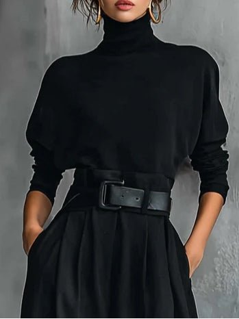 Conjunto negro de cuello alto y pantalón recto con cinturón