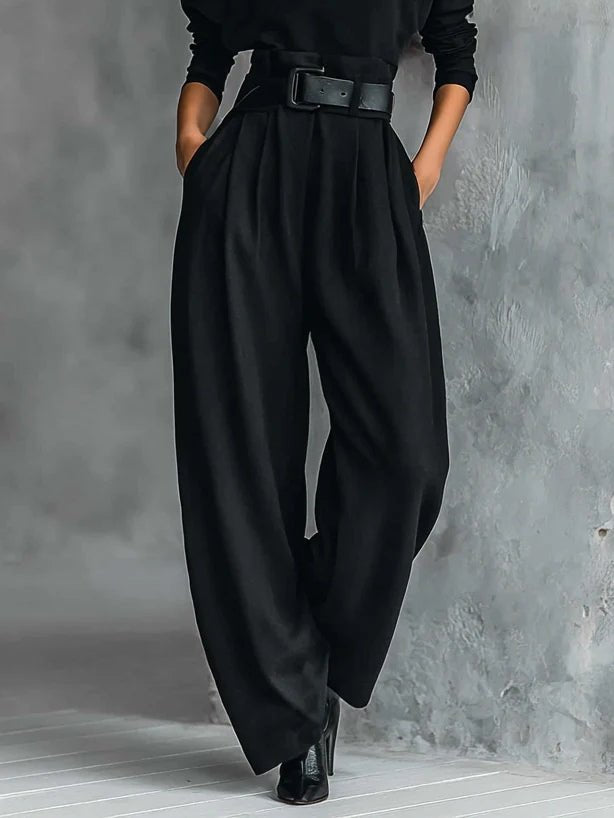 Conjunto negro de cuello alto y pantalón recto con cinturón