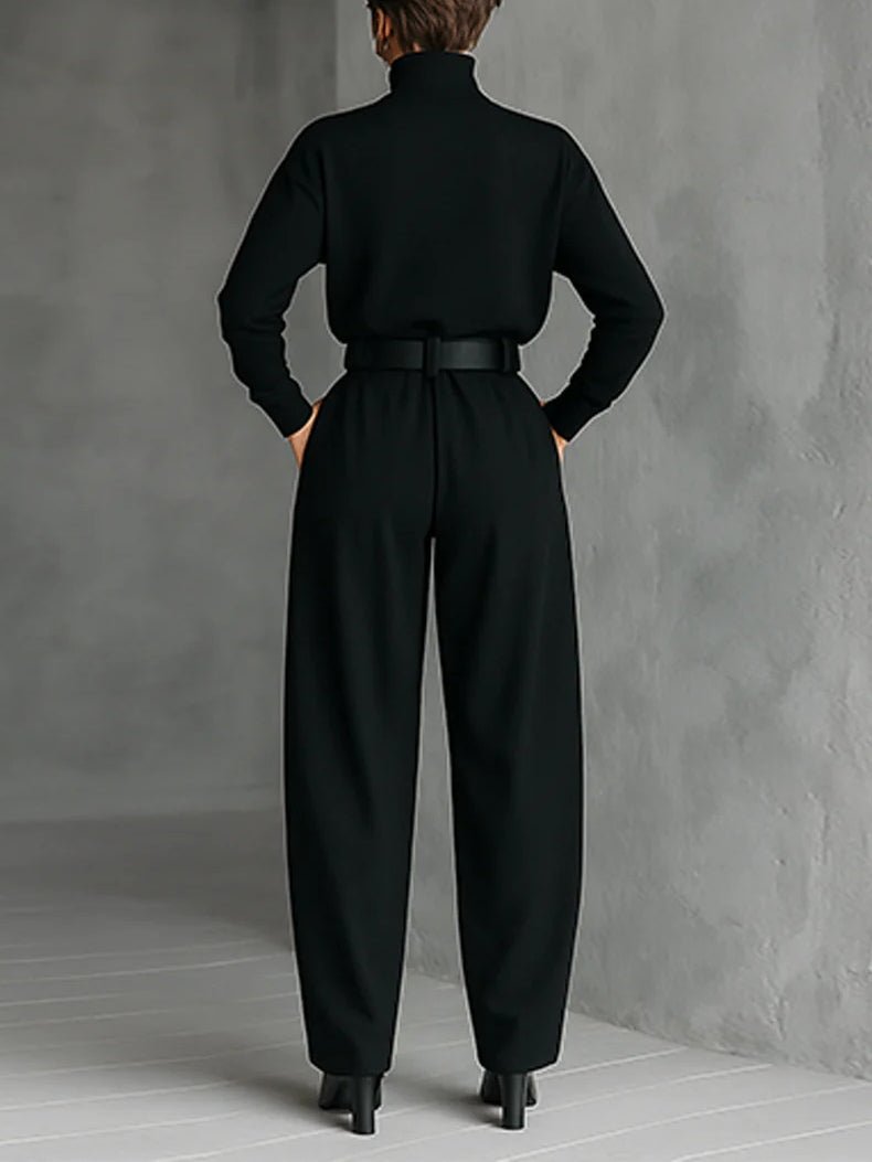 Conjunto negro de cuello alto y pantalón recto con cinturón