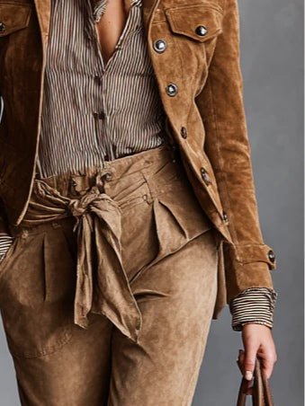 Chaqueta corta de ante marrón con cuello solapa