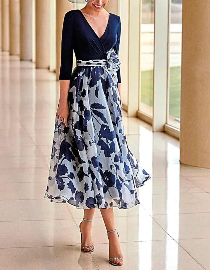 Vestido midi azul marino y blanco con cuerpo drapeado