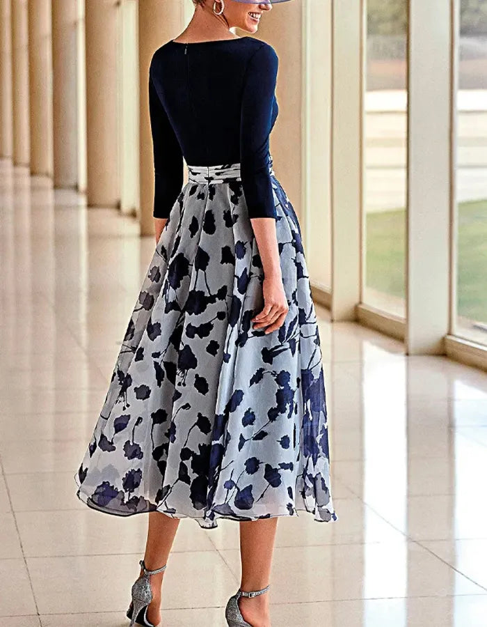 Vestido midi azul marino y blanco con cuerpo drapeado