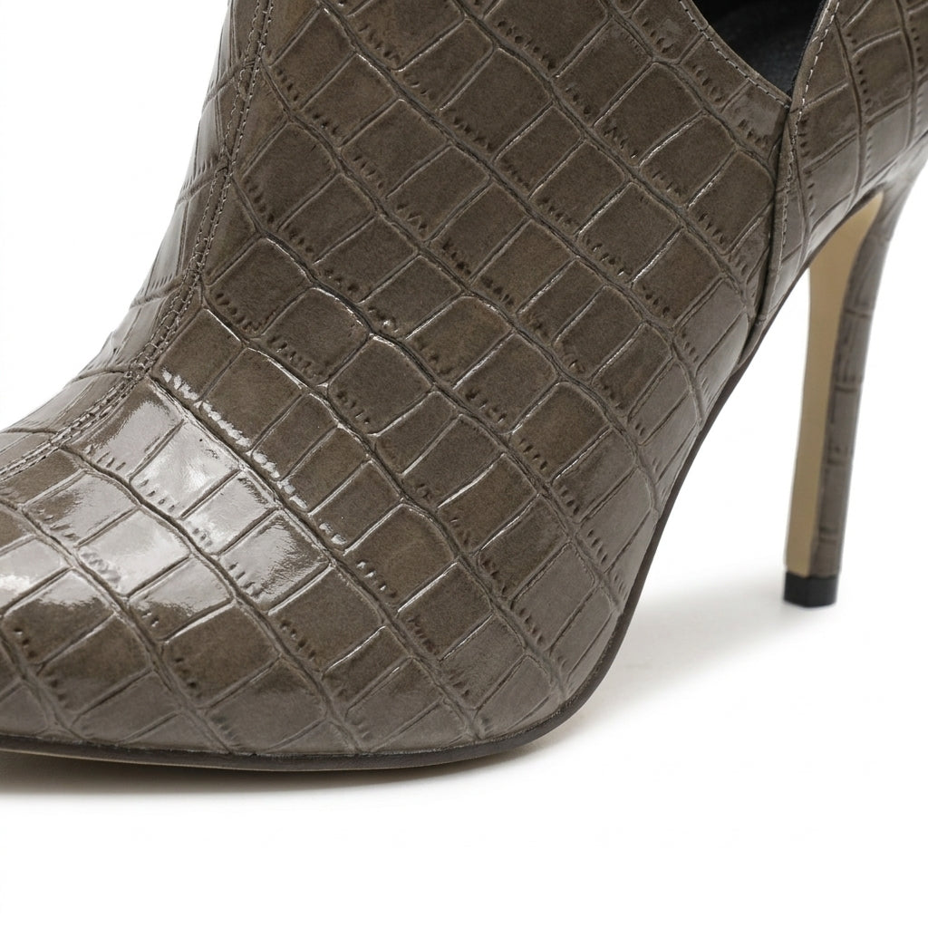 Botines con recorte y hebilla