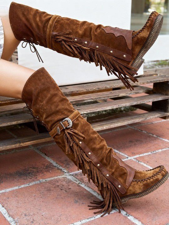 Botas mosqueteras con flecos y remaches