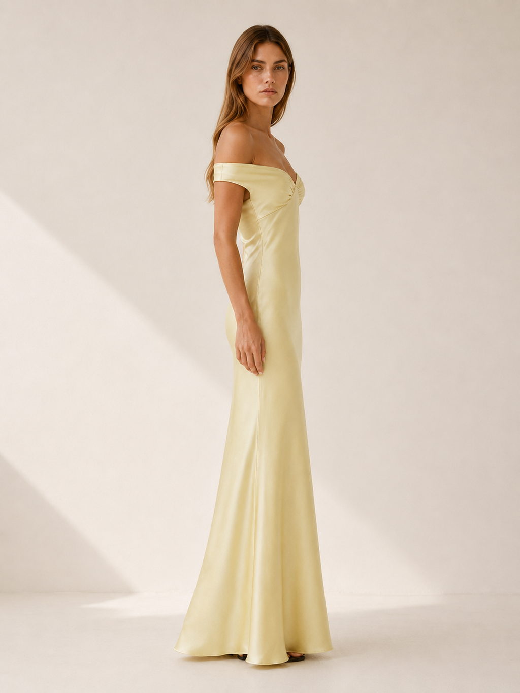 Vestido largo con hombros descubiertos y cuerpo entallado