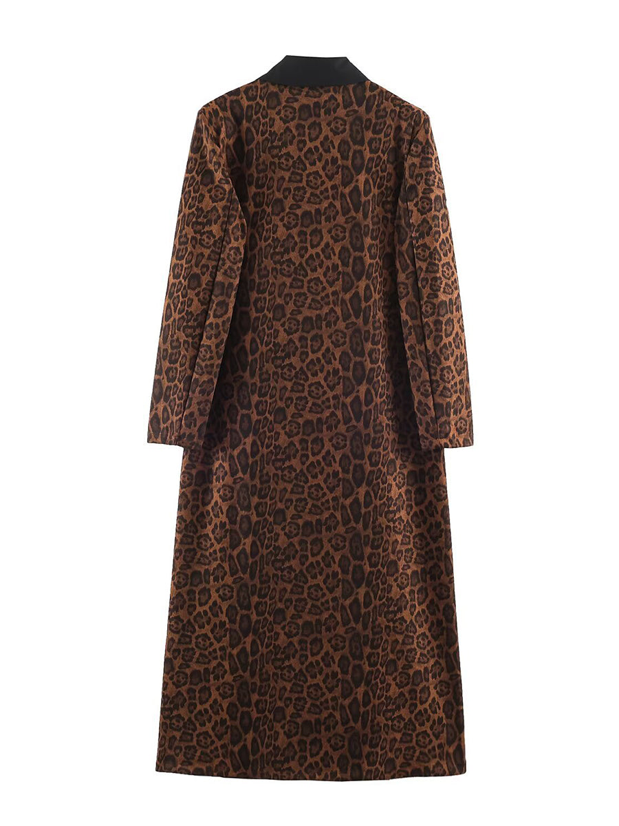 Abrigo largo de leopardo con solapa negra