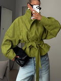 Chaqueta de antelina con cuello alzado y mangas abullonadas