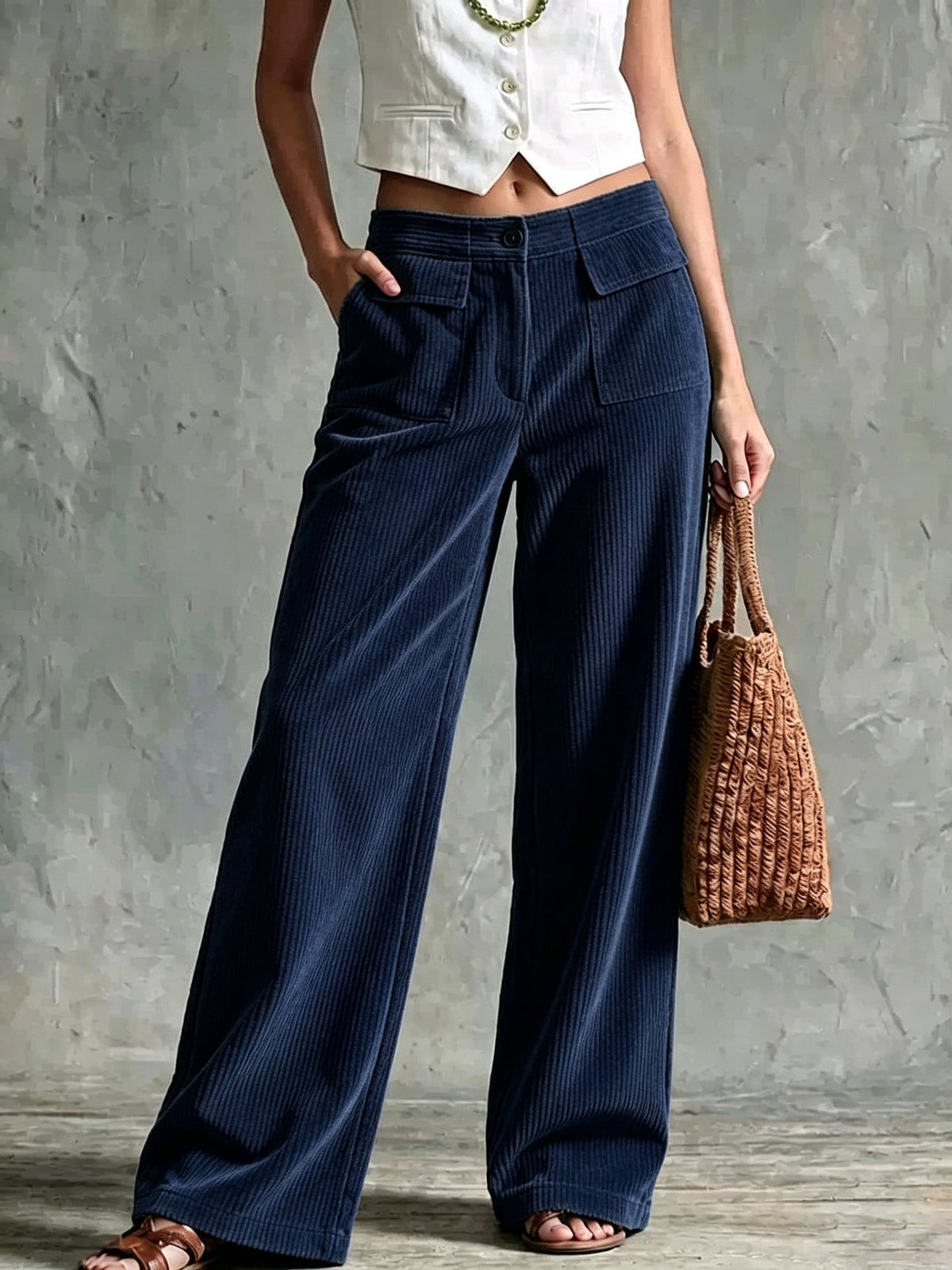 Pantalón ancho de pana con bolsillos utilitarios