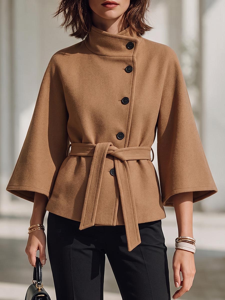 Chaqueta caqui con cuello alzado y cinturón