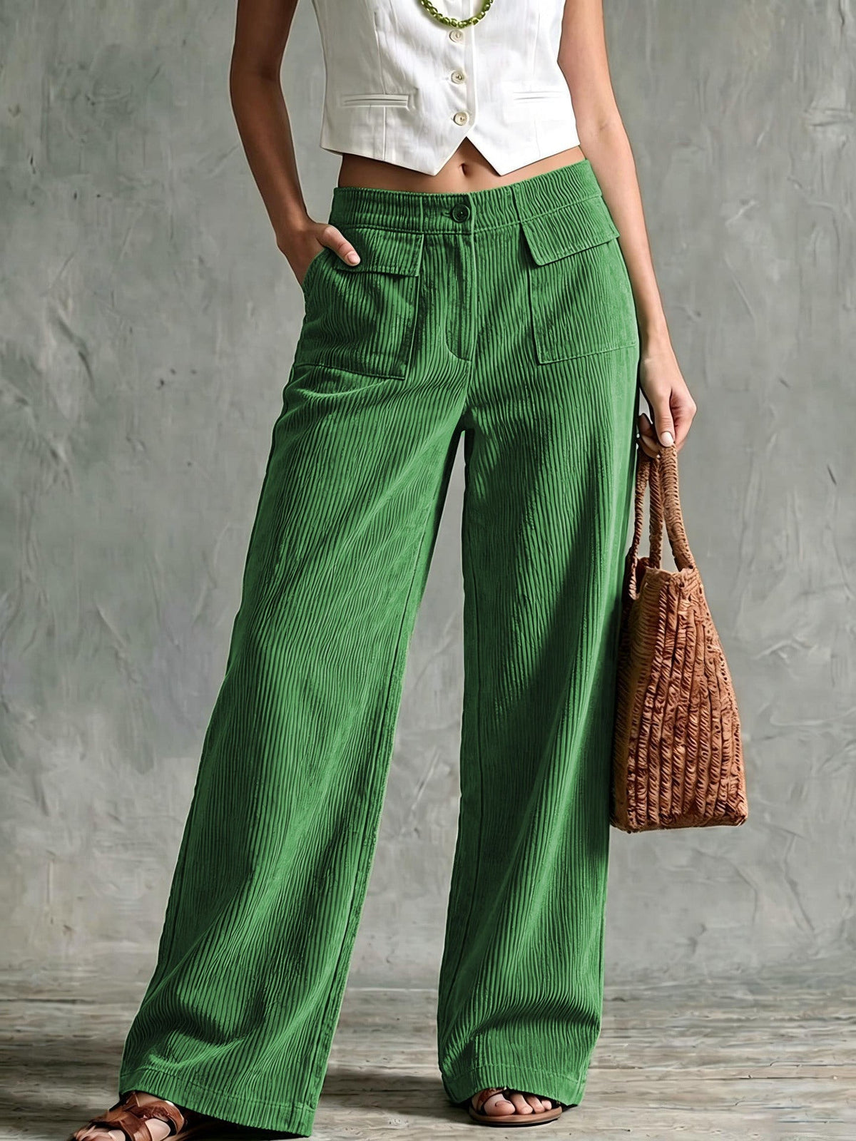 Pantalón ancho de pana con bolsillos utilitarios