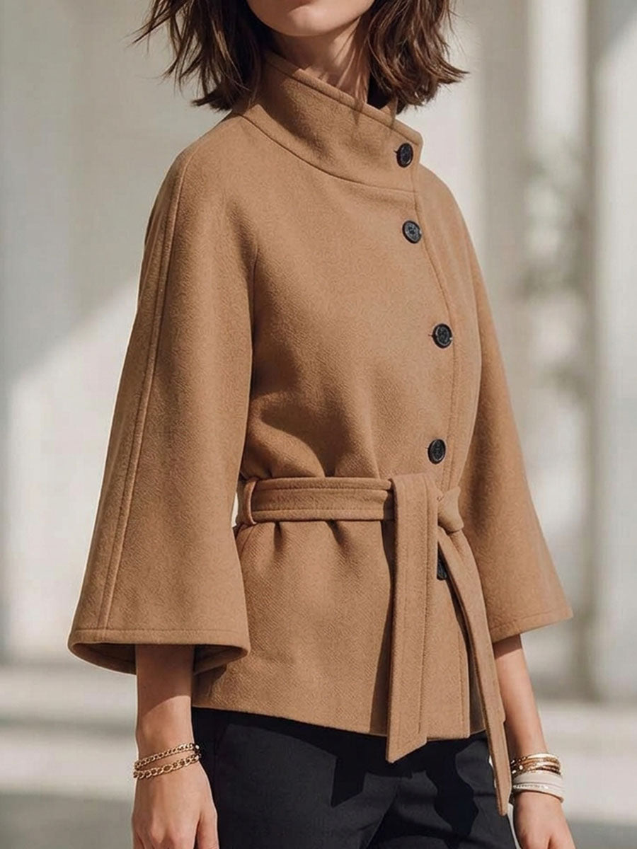 Chaqueta caqui con cuello alzado y cinturón